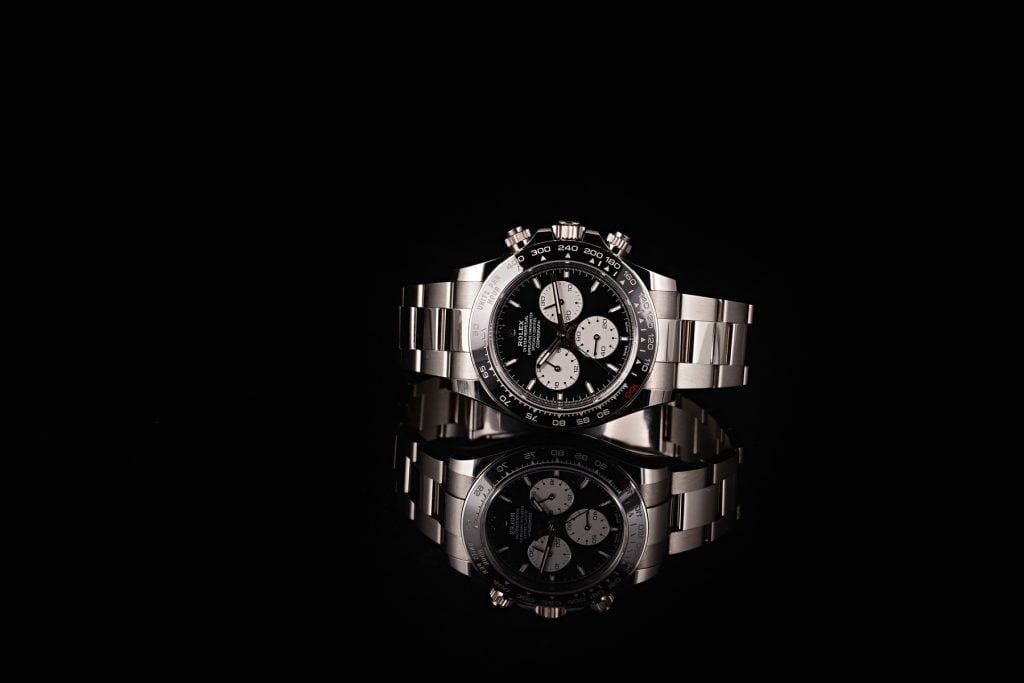 带黑色表带的银色手表